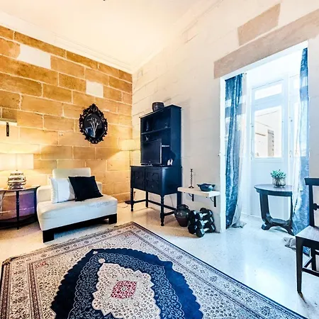 Appartement Central Traditional 2 Bedroom Town House,