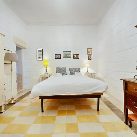 Central Traditional 2 Bedroom Town House, * Cospicua