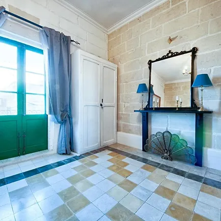 Central Traditional 2 Bedroom Town House, Appartement Cospicua