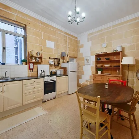 Central Traditional 2 Bedroom Town House, Appartement *