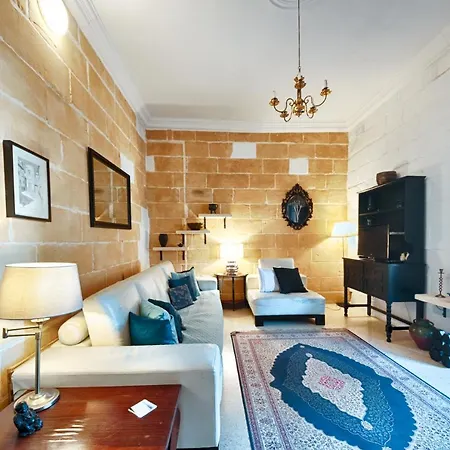 Central Traditional 2 Bedroom Town House, Cospicua