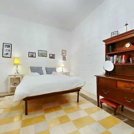 Central Traditional 2 Bedroom Town House, Lägenhet *