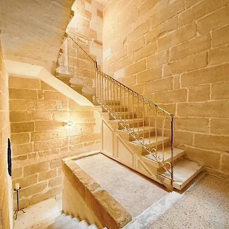 Central Traditional 2 Bedroom Town House, Cospicua