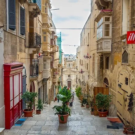 Central Traditional 2 Bedroom Town House, Cospicua