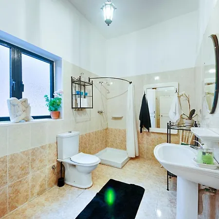 Appartement Central Traditional 2 Bedroom Town House,