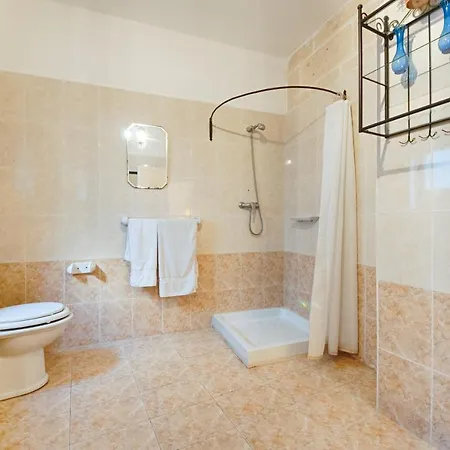 Central Traditional 2 Bedroom Town House, Lägenhet Cospicua